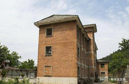 云南一處魚(yú)雷軍工廠,花費(fèi)11年耗資5000萬(wàn),如今荒廢雜草叢生